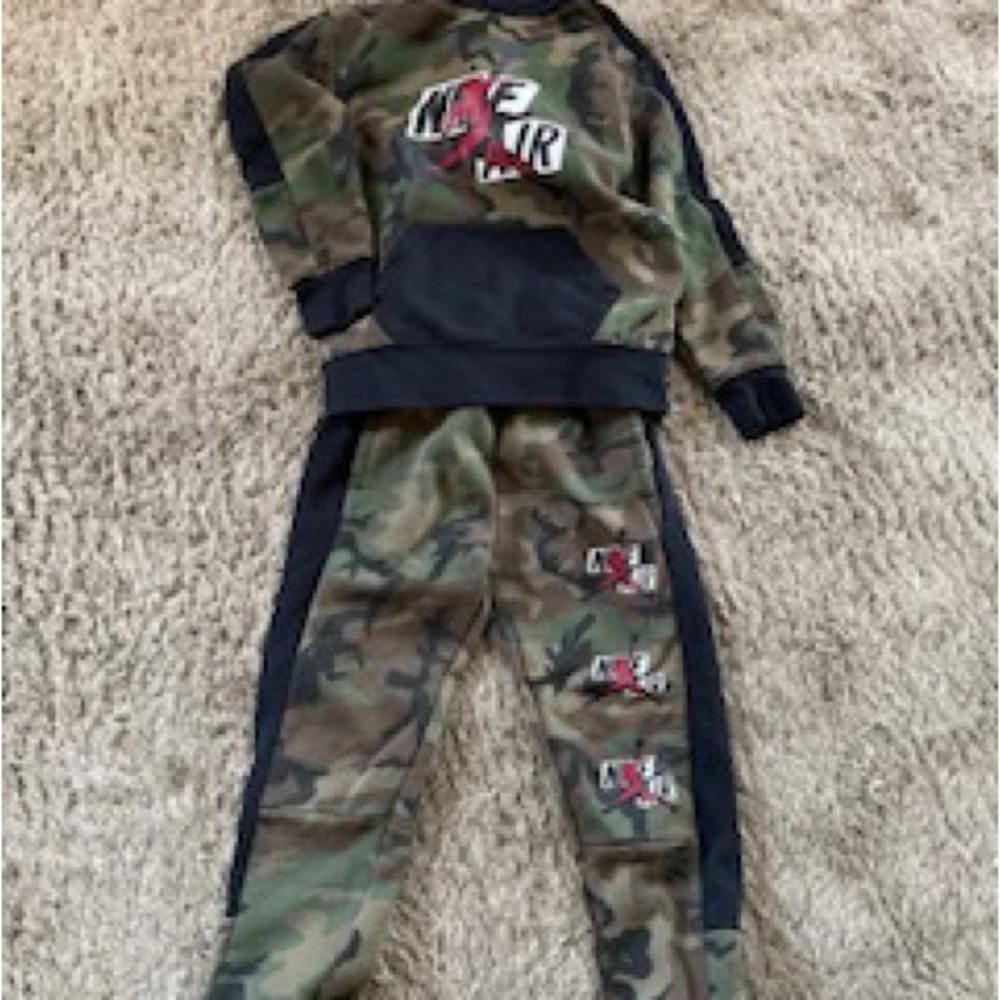 Nike sweatsuit.  Boys. Size small